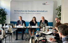 v.l.n.r.: OA-Geschäftsführer Harms, OA-Vorsitzende Claas-Mühlhäuser, Himmighoffen, Leiter Presse und Kommunikation im OA. Foto: Ost-Ausschuss (OA)/A. Metz