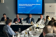 Der armenische Wirtschaftsminister Gevorg Papoyan im Gespräch mit deutschen Unternehmen im Haus der Deutschen Wirtschaft. Foto: Andreas Metz