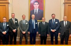 In der Hauptstadt Aschgabat hatten die Delegationsmitglieder unter Leitung von Michael Harms (Bildmitte) die Gelegenheit, die für ihre jeweilige Branche zuständigen stellvertretenden Vorsitzenden des Ministerkabinetts zu treffen. Foto: Turkmenisches Ministerkabinett