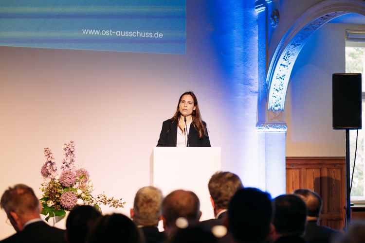 Die neue OA-Vorsitzende Cathrina Claas-Mühlhäuser eröffnet die Jahresveranstaltung, Foto:  Ekaterina Zershchikova 
