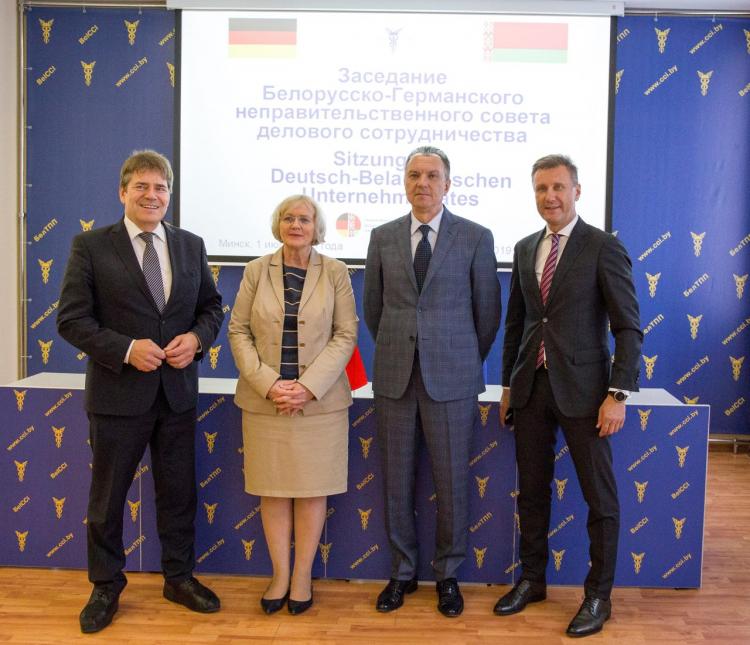 Gruppenbild in Minsk: Der deutsche Ko-Vorsitzende des Unternehmerrats Zimmermann, OAOEV-Geschäftsführerin  Kochlowski-Kadjaia, der Leiter der IHK Belarus Ulachovich und der belarussische Ko-Vorsitzende Novitskiy (v.l.n.r). Foto: IHK Belarus.