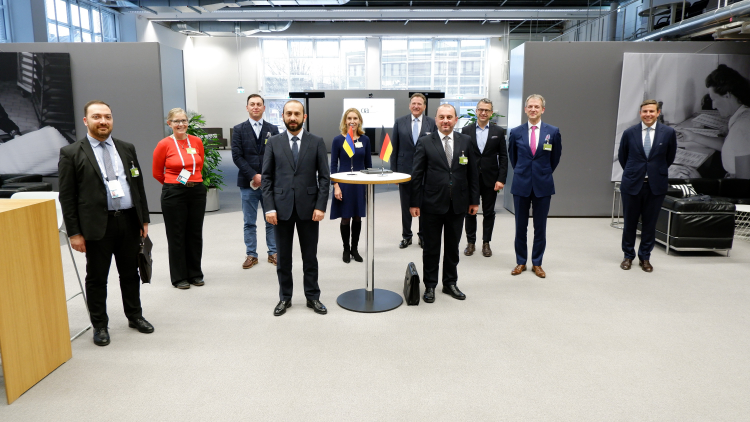 v.l.n.r: Berater von Mirzoyan, Dr. Caroline King (SAP), Artahses Margaryan (Chairman, DWV Armenien), Ararat Mirzoyan, Dr. Christine Sasse (Honorarkonsulin Armenien in Bayern), Dr. Eberhard Sasse (Aufsichtsrat, Dr. Sasse Gruppe), Botschafter Viktor Yengibaryan, Axel Deiniger, CEO Secunet GmbH, Johan Hesse, GF Secunet International, Marc-Julian Siewert, CEO Veridos GmbH | Foto: Fabian Bahr, Giesecke+Devrient GmbH