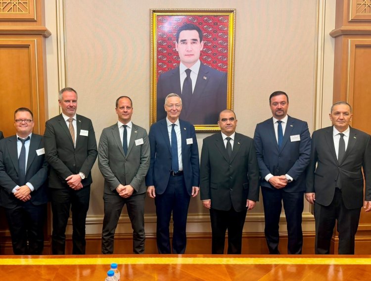 In der Hauptstadt Aschgabat hatten die Delegationsmitglieder unter Leitung von Michael Harms (Bildmitte) die Gelegenheit, die für ihre jeweilige Branche zuständigen stellvertretenden Vorsitzenden des Ministerkabinetts zu treffen. Foto: Turkmenisches Ministerkabinett