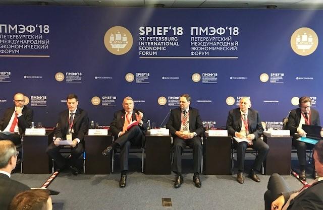 Deutsch-Russischer Business Dialogue auf dem SPIEF mit Moderator Klaus Mangold (3.v.links) und Alexej Mordaschow (links daneben). Foto: Dr. Christiane Schuchart